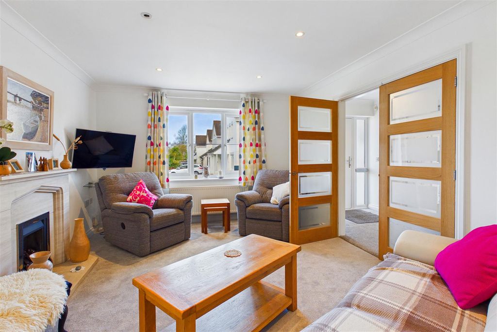 Property photo 2 of 23 Lounge