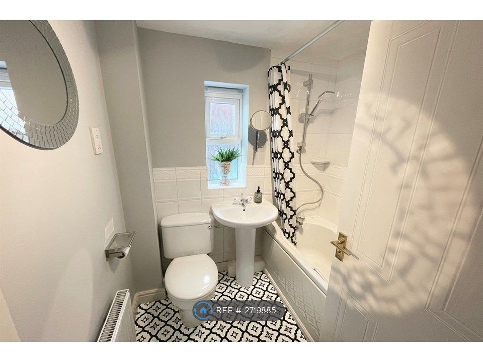 Property photo 2 of 14 Bathroom