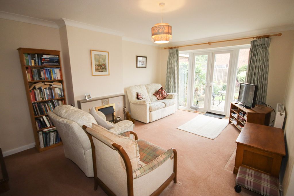 Property photo 3 of 11 Lounge