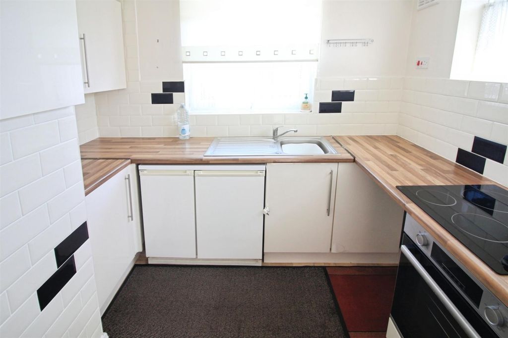 Property photo 3 of 10 Kitchen