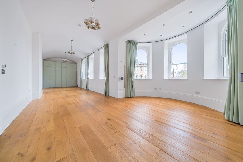 Property photo 3 of 34 Photo 13