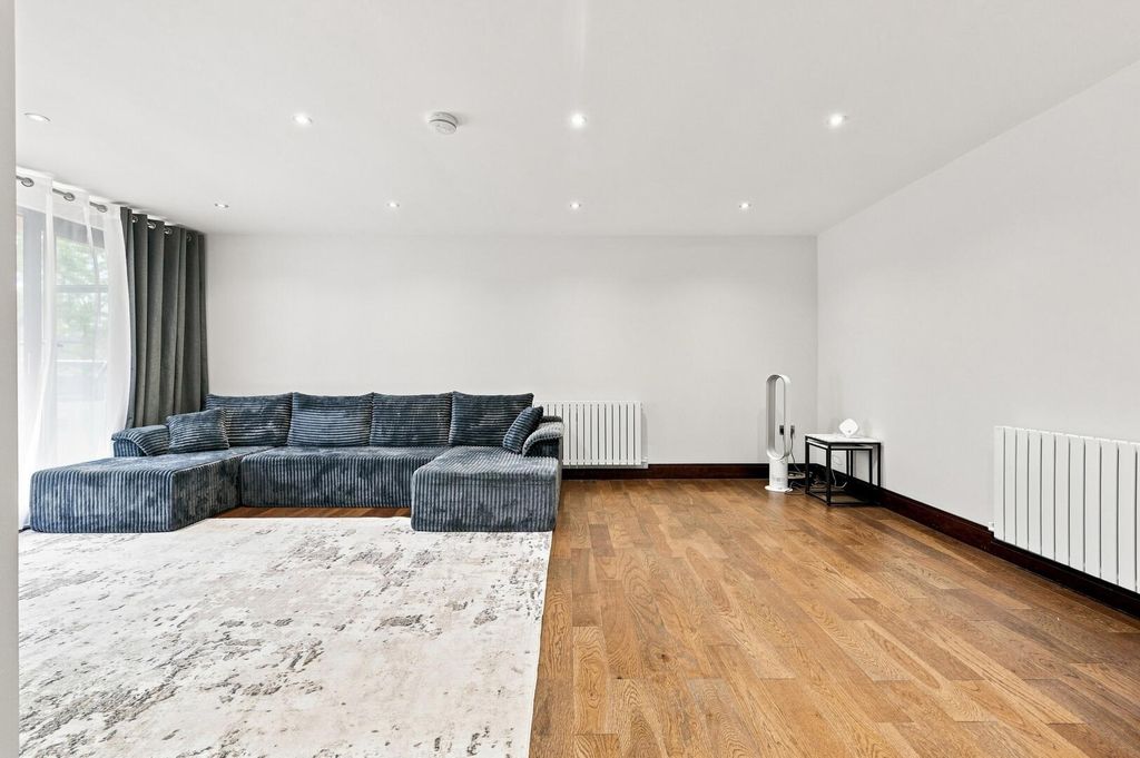 Property photo 1 of 20 Living Room