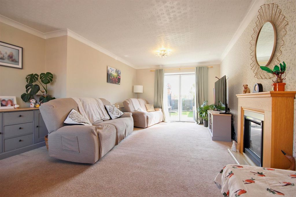 Property photo 2 of 20 Through Lounge