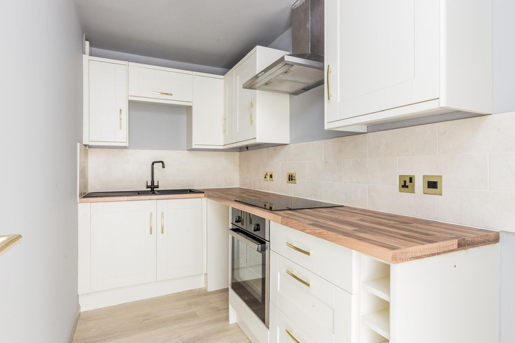 Property photo 2 of 13 Modern Fitted Kitchen With Integrated Oven, Hob And Extractor