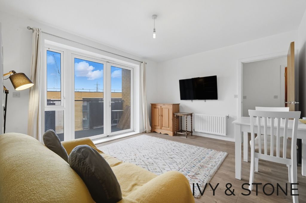 Property photo 2 of 16 3826182