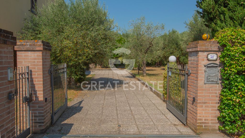 Property photo 2 of 31