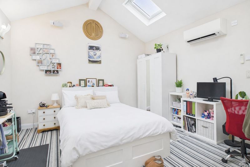 Property photo 1 of 6 Photo 9