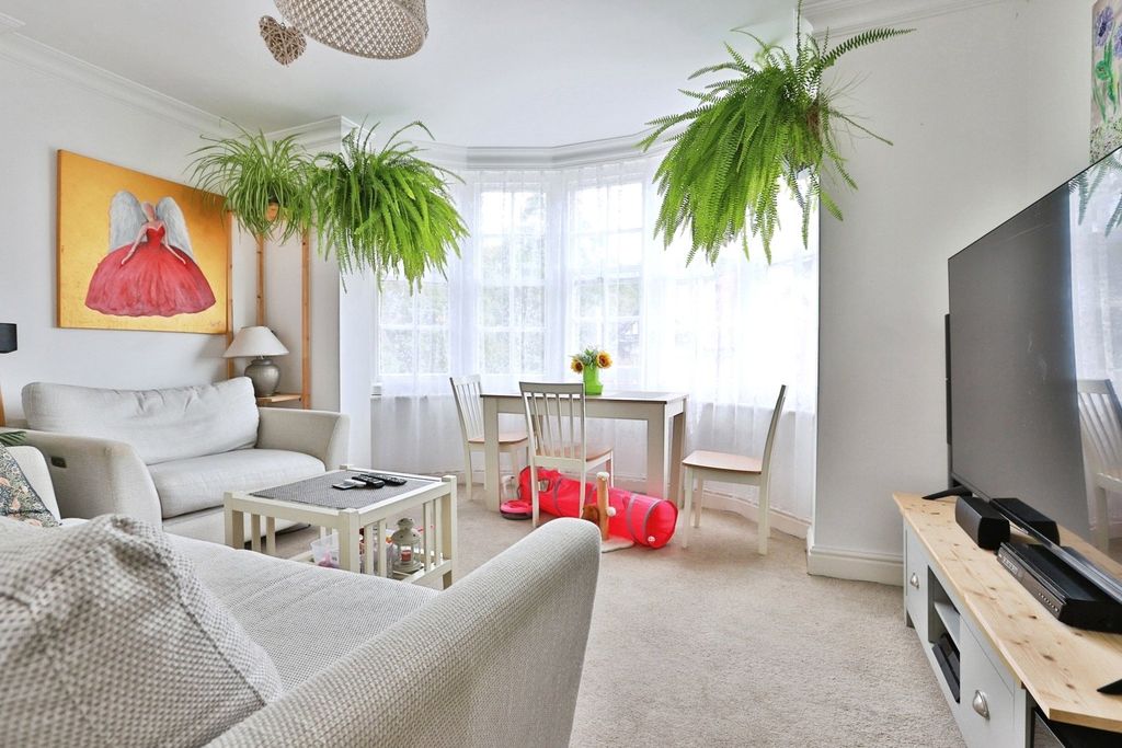Property photo 1 of 11 Lounge