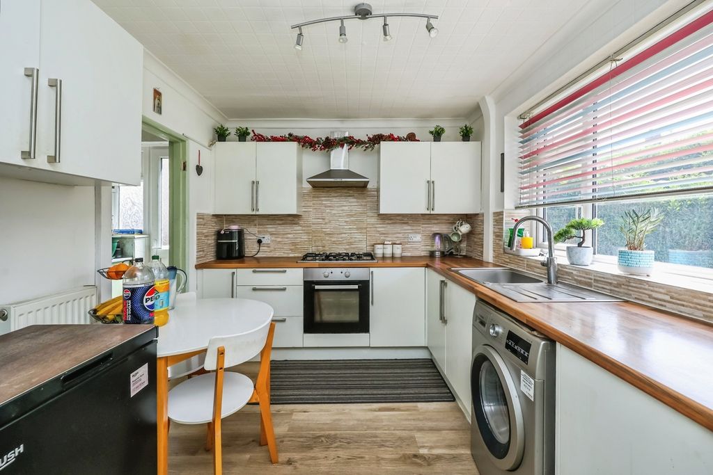Property photo 2 of 15 Fitted Kitchen