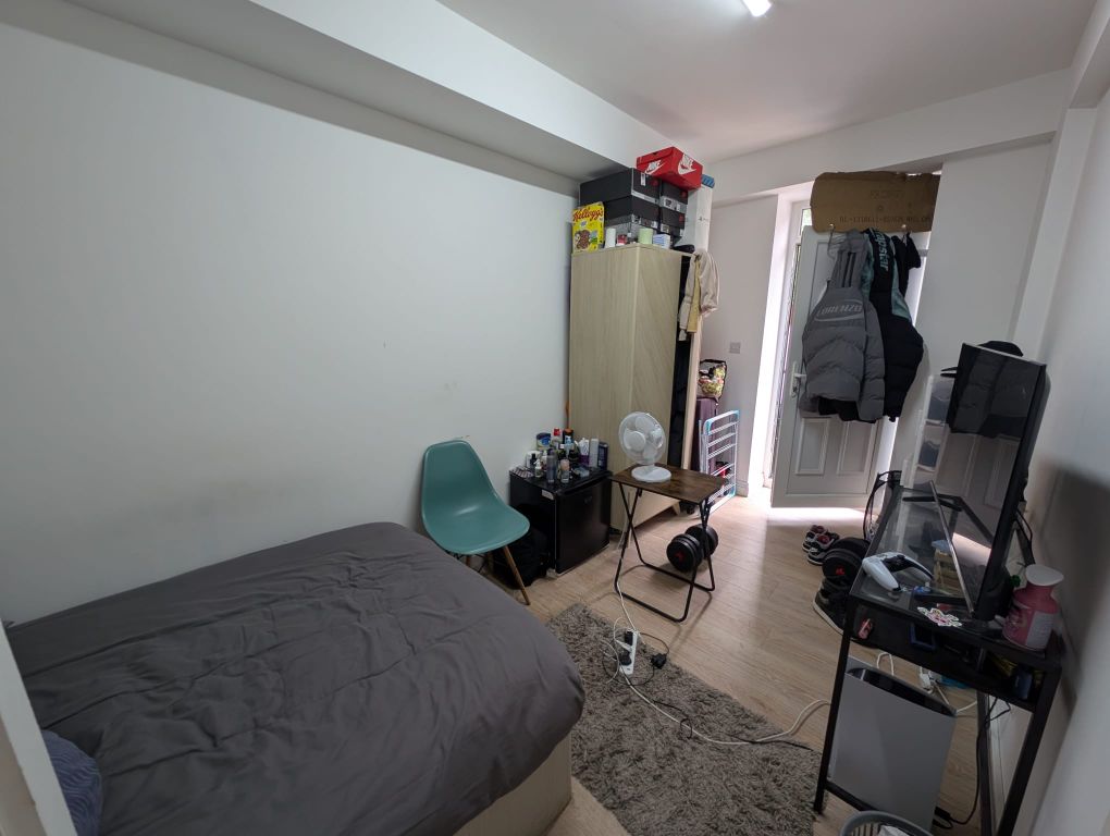 Property photo 3 of 12 Room 2- £600 Available 01/04/2026