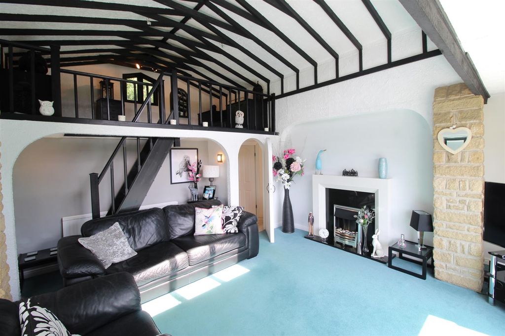 Property photo 3 of 32 Lounge &amp; Mezzanine