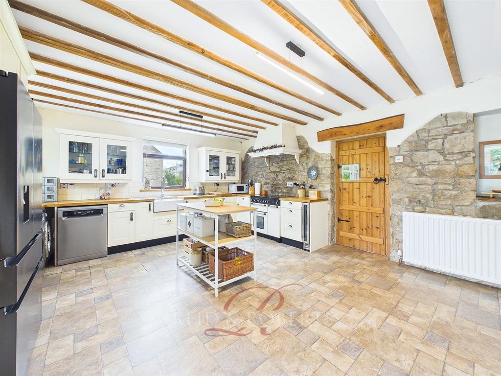 Property photo 1 of 40 Cam04884G0-Pr0144-Still019.Jpg
