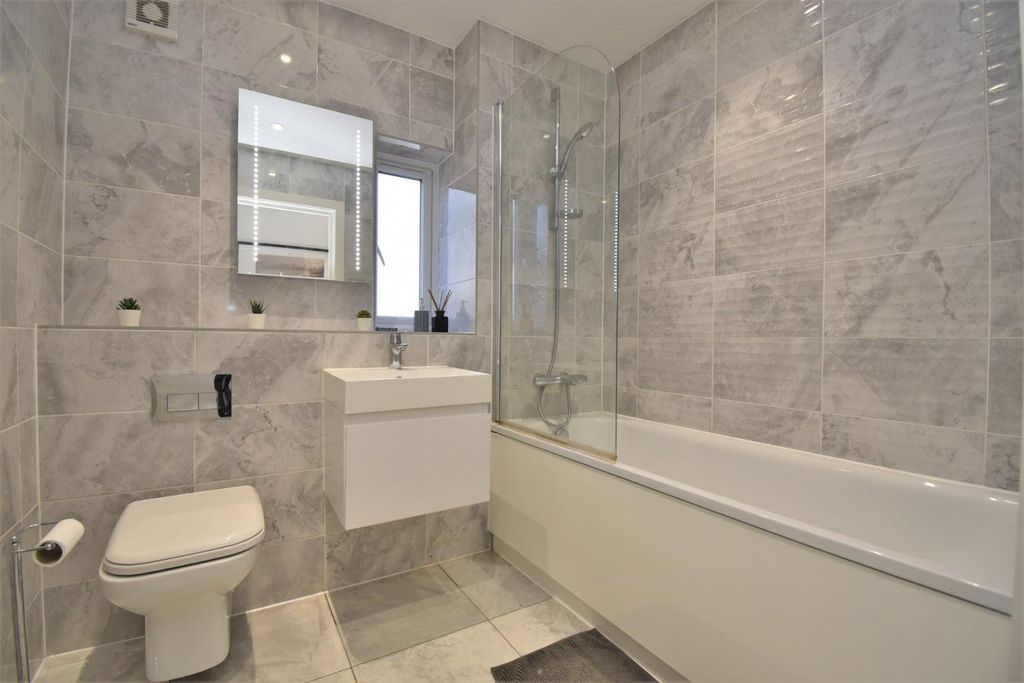 Property photo 3 of 11 Bathroom