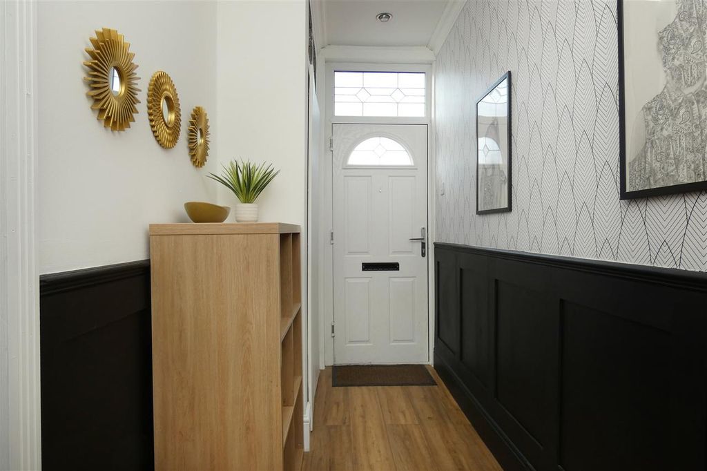 Property photo 2 of 21 Entrance Hall
