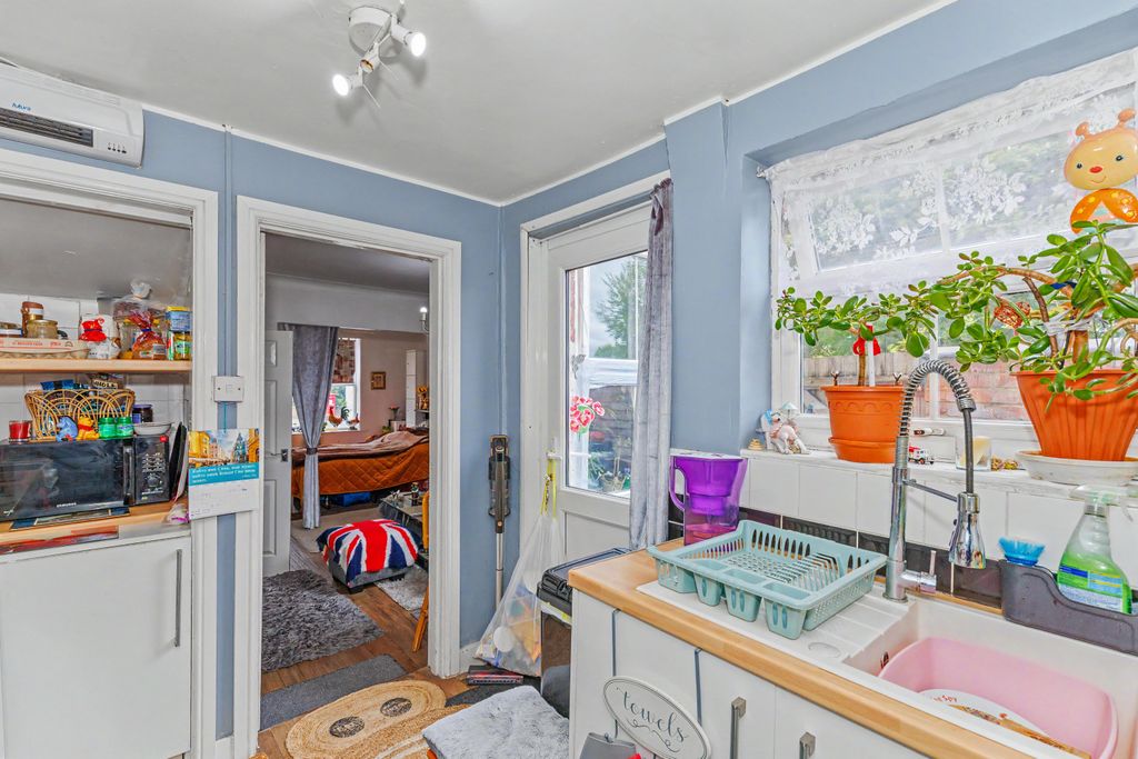Property photo 3 of 13 1 Broad Green, Wellingborough, Nn8 4Le