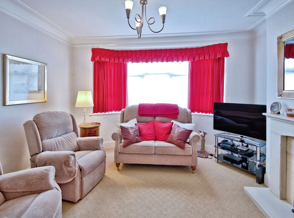 Property photo 2 of 16 Lounge