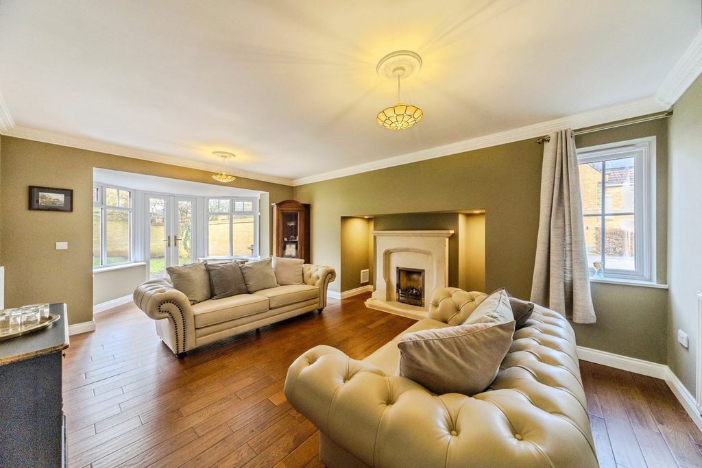 Property photo 2 of 32