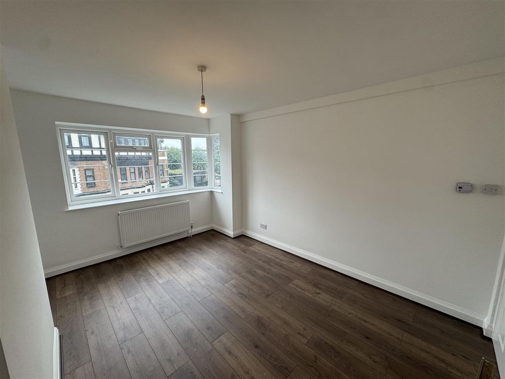 Property photo 3 of 17 Lounge