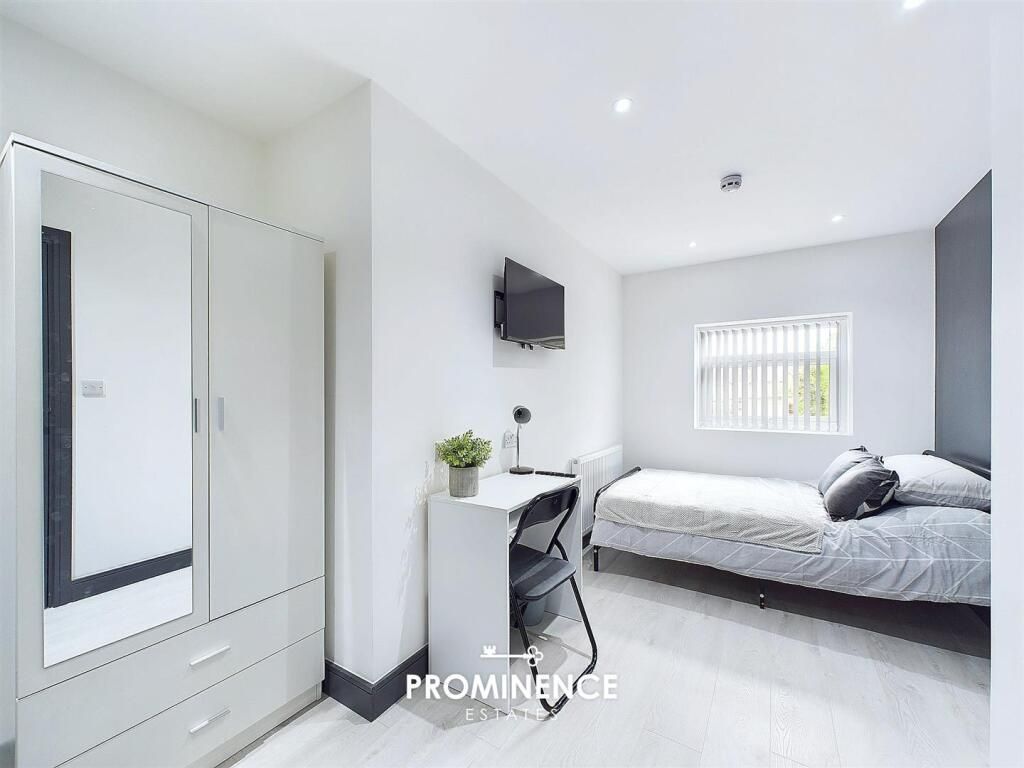 Property photo 1 of 9 Bright, Modern Single Bedroom With Neutral Decor, ...