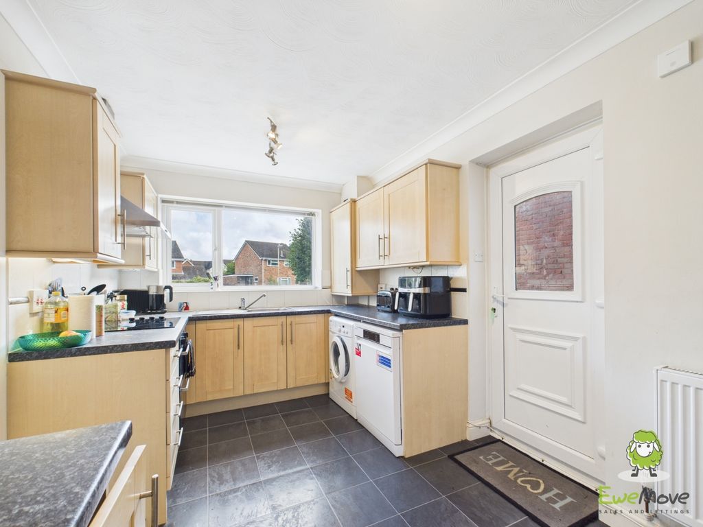 Property photo 3 of 12 Ewemove Estate Agents Basingstoke - Kimber Close -