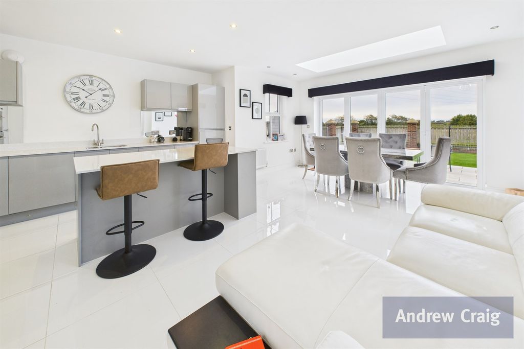 Property photo 2 of 25 Opne Plan Kitchen Diner & Family Room