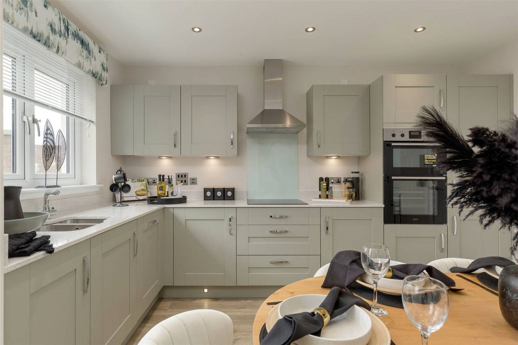 Property photo 2 of 17 Dining/Kitchen