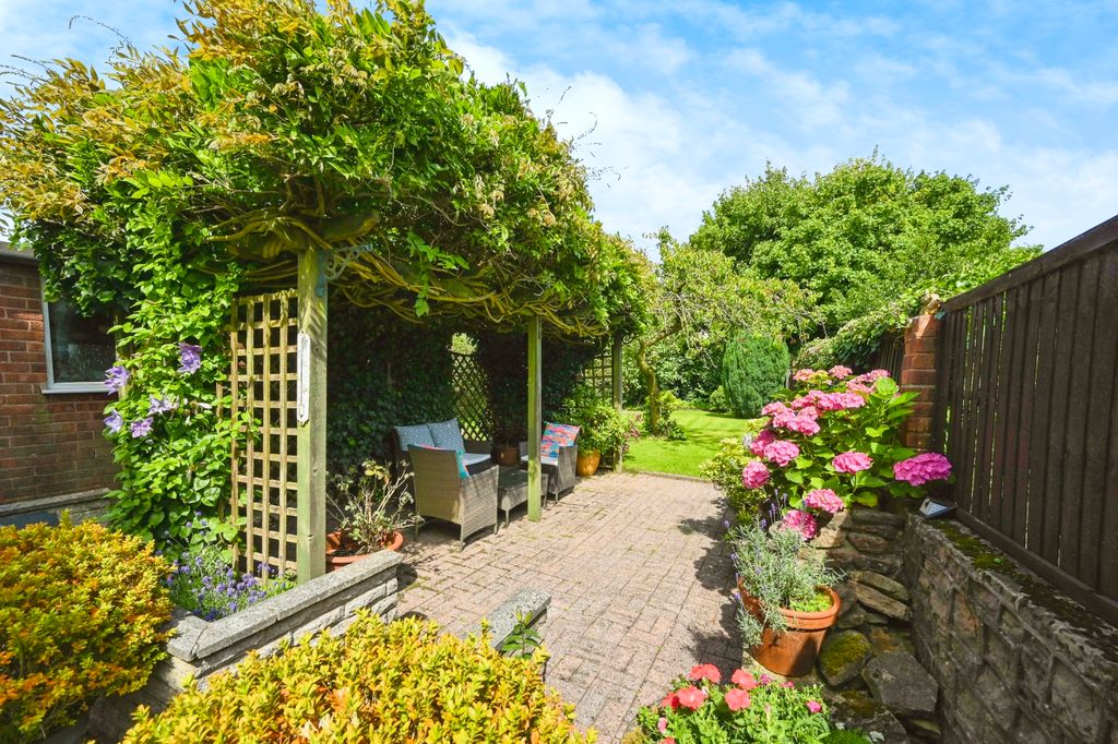 Property photo 2 of 17 Garden