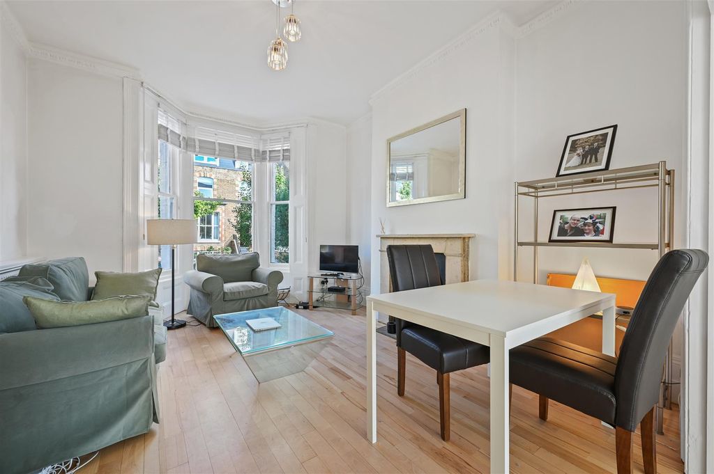 Property photo 1 of 8 Brackenbury Gardens - Reception