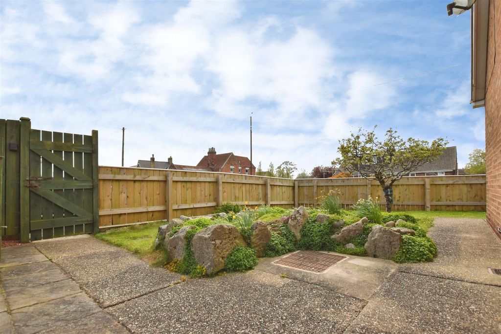 Property photo 3 of 21 8Bcfb6Eb-Side 20Garden.Jpg