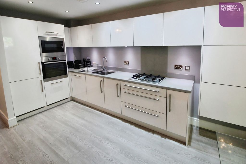 Property photo 3 of 13 Dining Kitchen