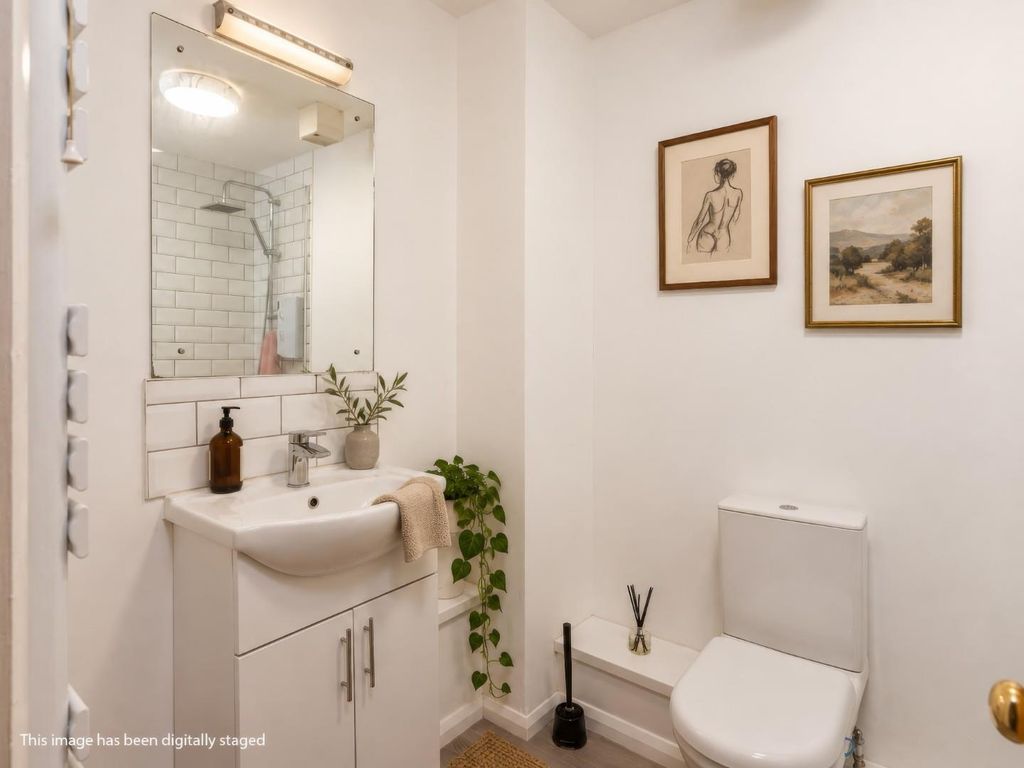 Property photo 3 of 14 Bathroom.Jpg