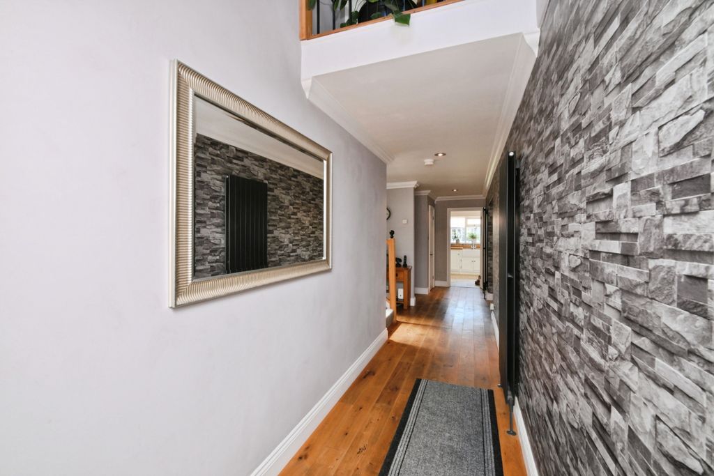 Property photo 2 of 27