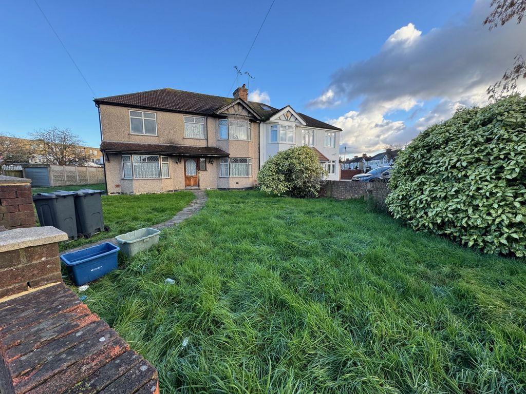 Property photo 1 of 6 Manor Avenue, Hounslow, Tw4 7Jr