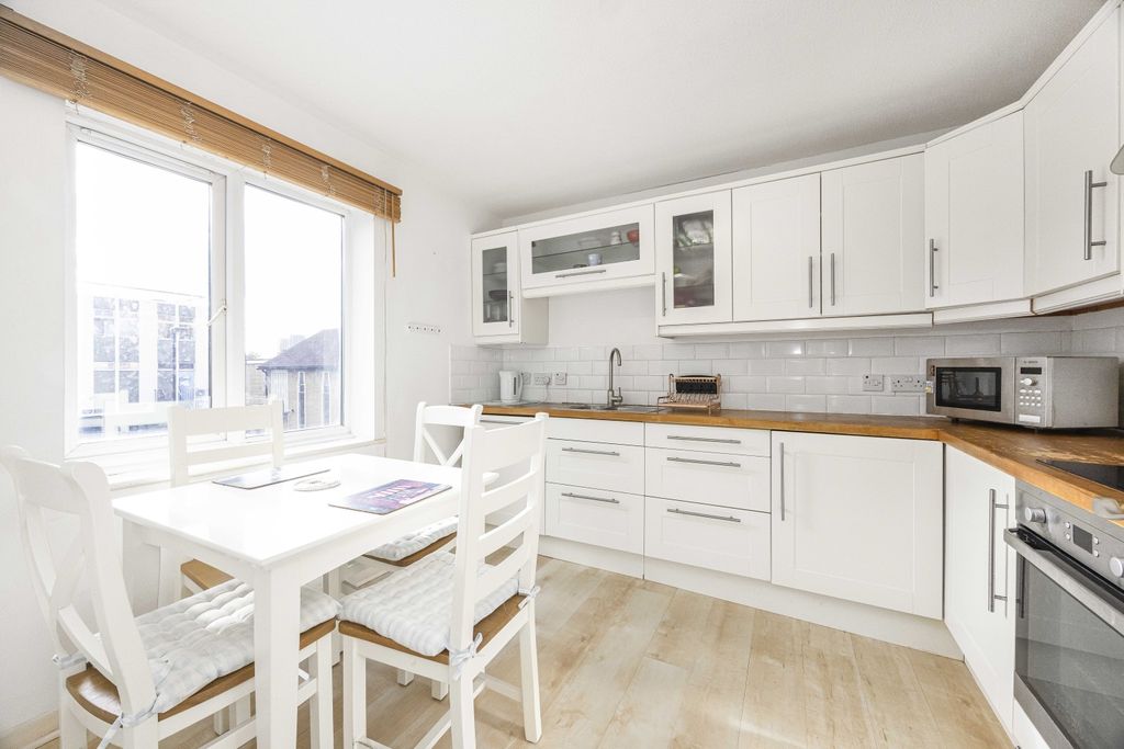 Property photo 3 of 12 21 Chopwell Close -010