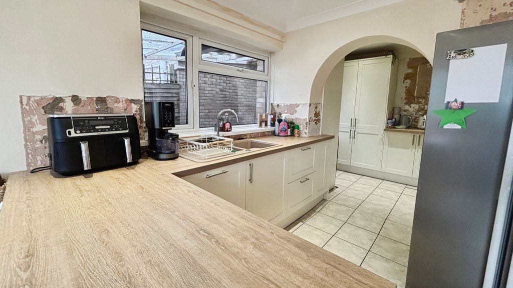 Property photo 2 of 14 Kitchen