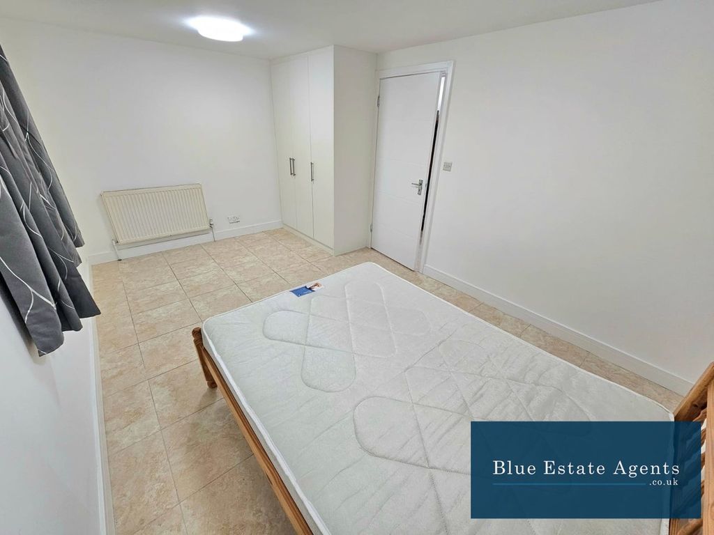 Property photo 3 of 6 Bedroom