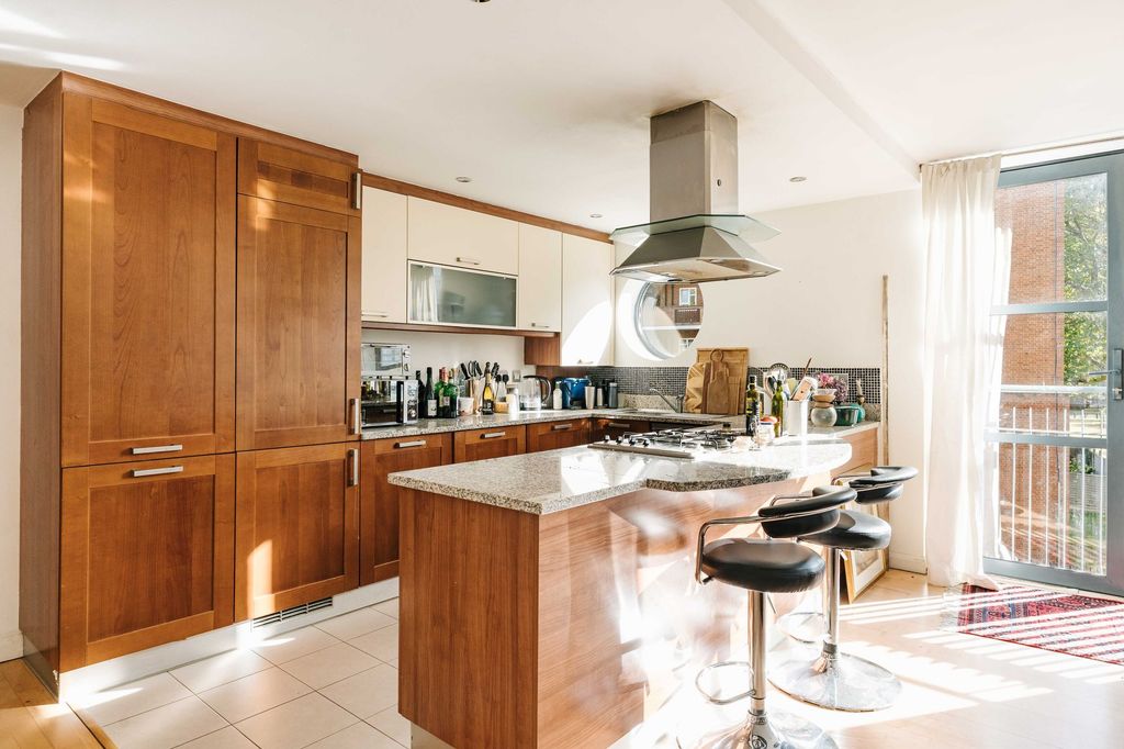 Property photo 3 of 12 Fanshaw Street