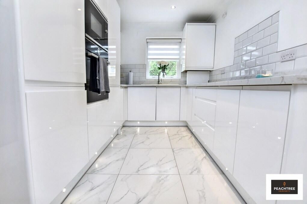 Property photo 3 of 23 Kitchen