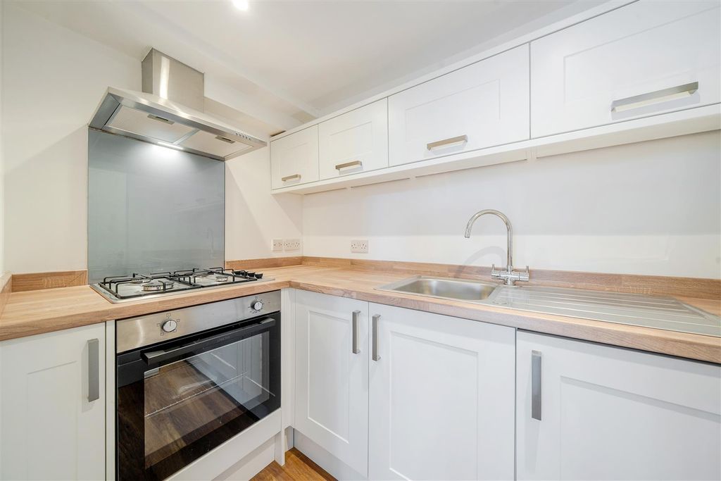 Property photo 3 of 10 Kitchen