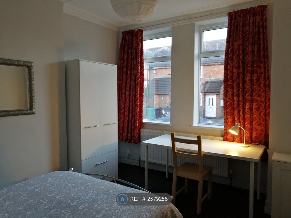 Property photo 3 of 8 Large Double Bedroom 1