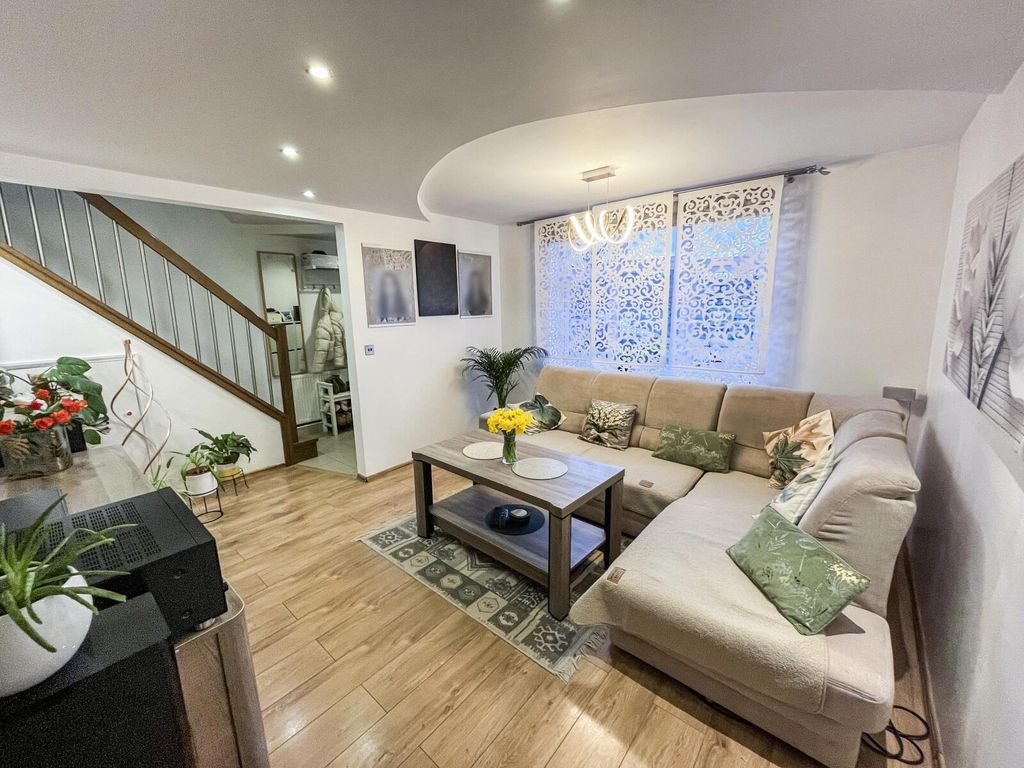 Property photo 3 of 19 Lounge