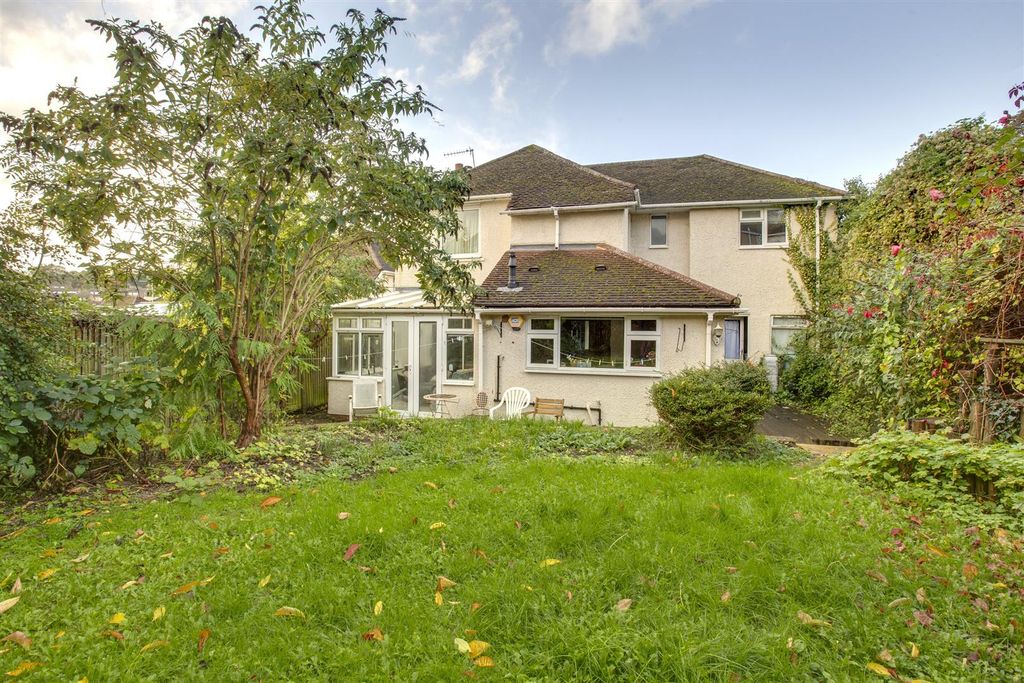 Property photo 1 of 14 41 Hillview Road, Hp13 6Xy-4.Jpg