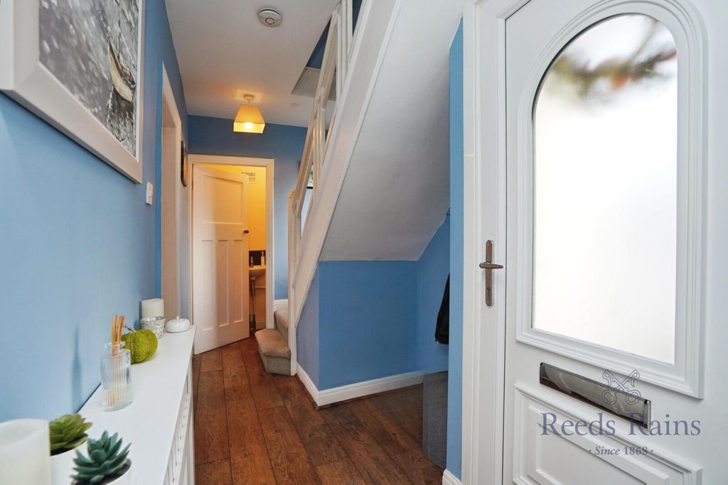 Property photo 2 of 13 Entrance Hall