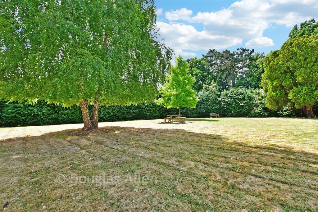 Property photo 2 of 9 Communal Gardens