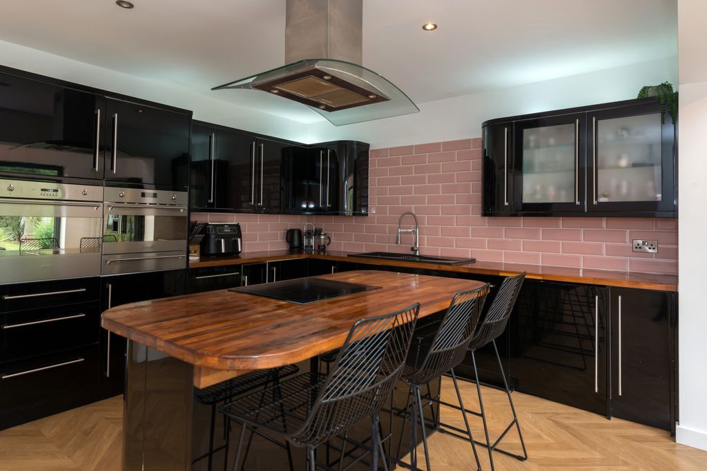 Property photo 3 of 18 Kitchen