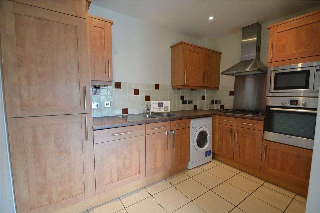 Property photo 3 of 10 Kitchen