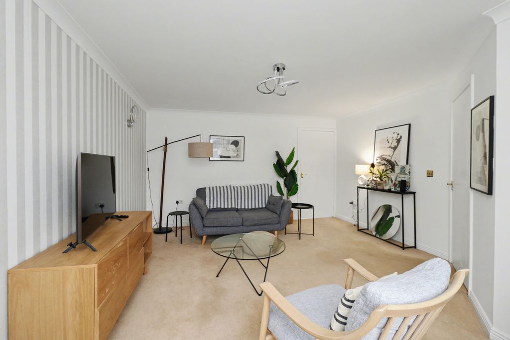 Property photo 2 of 14 Lounge 2