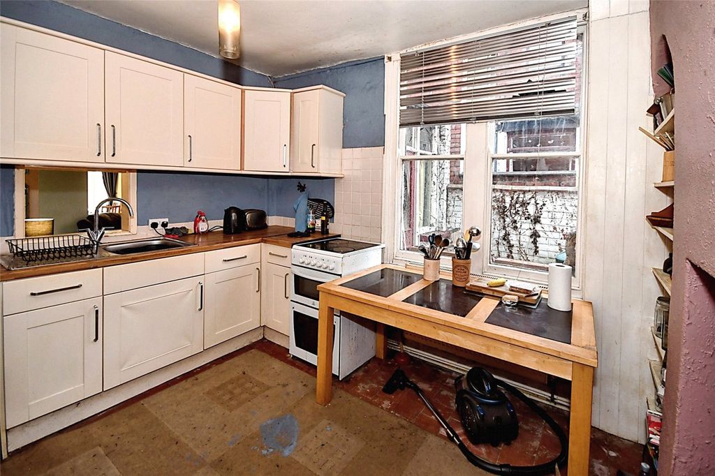 Property photo 3 of 11 Kitchen