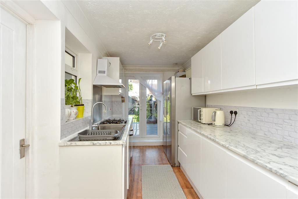 Property photo 3 of 9 Kitchen