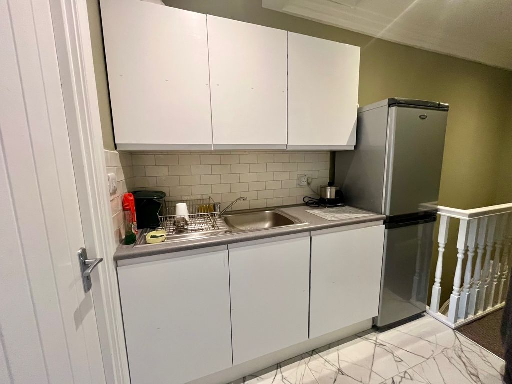 Property photo 3 of 7 30F6886A-6609-44d9-8A4E-755d3Efb8Eb4